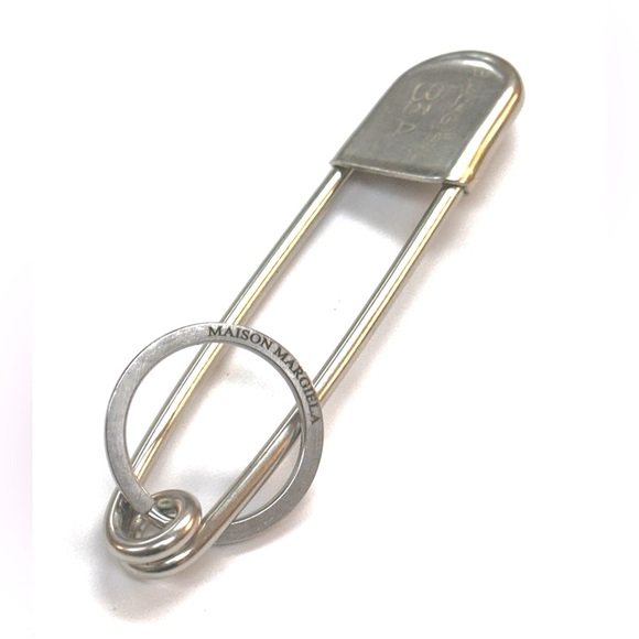 Maison Margiela Jumbo Safety Pin Key Ring Charm - Picture 4 of 7